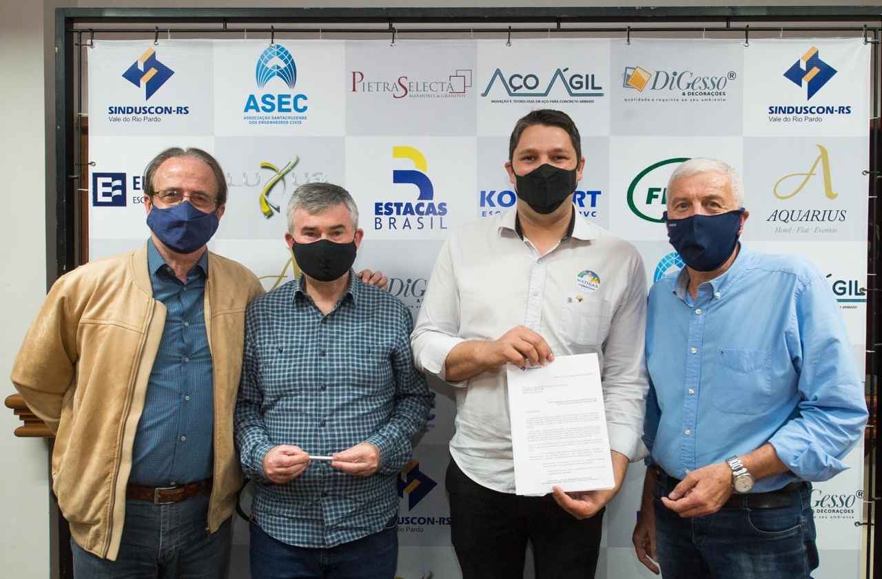 Sinduscon-RS entrega demandas a candidatos a prefeito