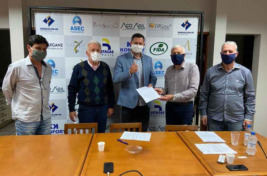  Sinduscon-RS entrega demandas a candidatos a prefeito