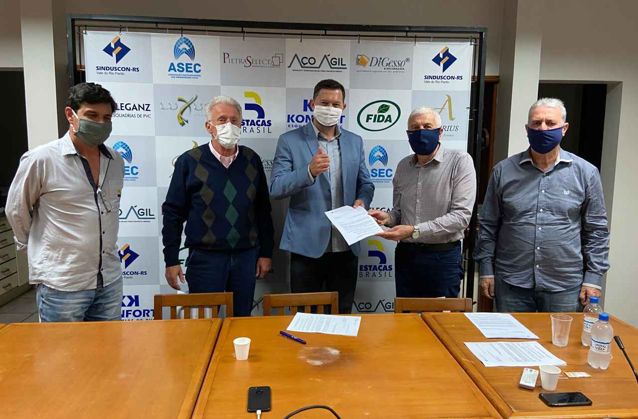 Sinduscon-RS entrega demandas a candidatos a prefeito