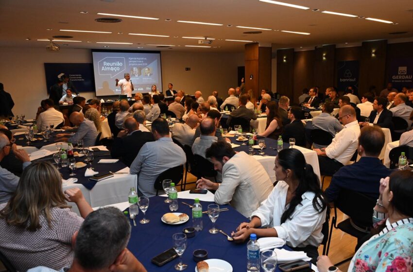  Sinduscon-RS debate agenda legislativa e planejamento urbano em reunião almoço