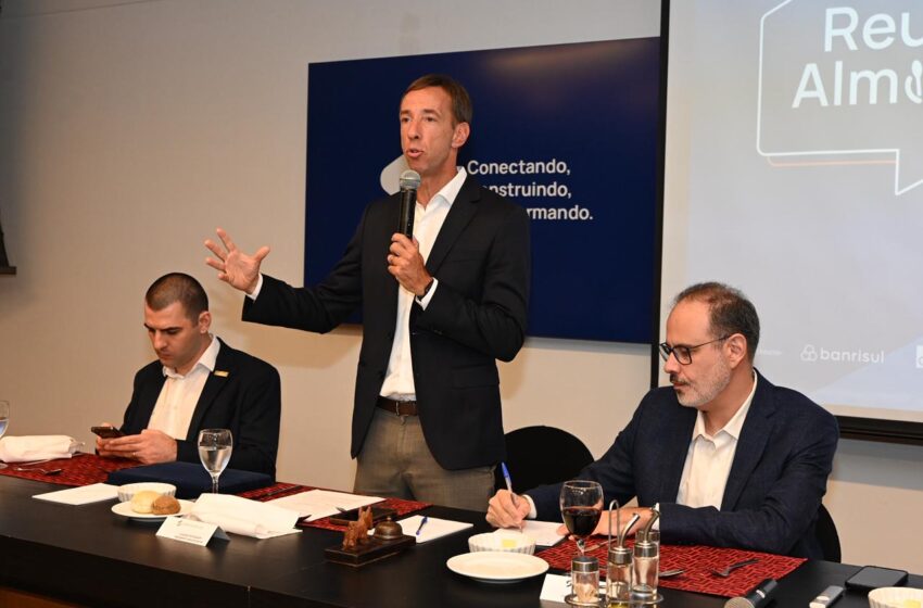  Sinduscon-RS debate cenário político e econômico e projeções para as eleições de 2026 em reunião almoço